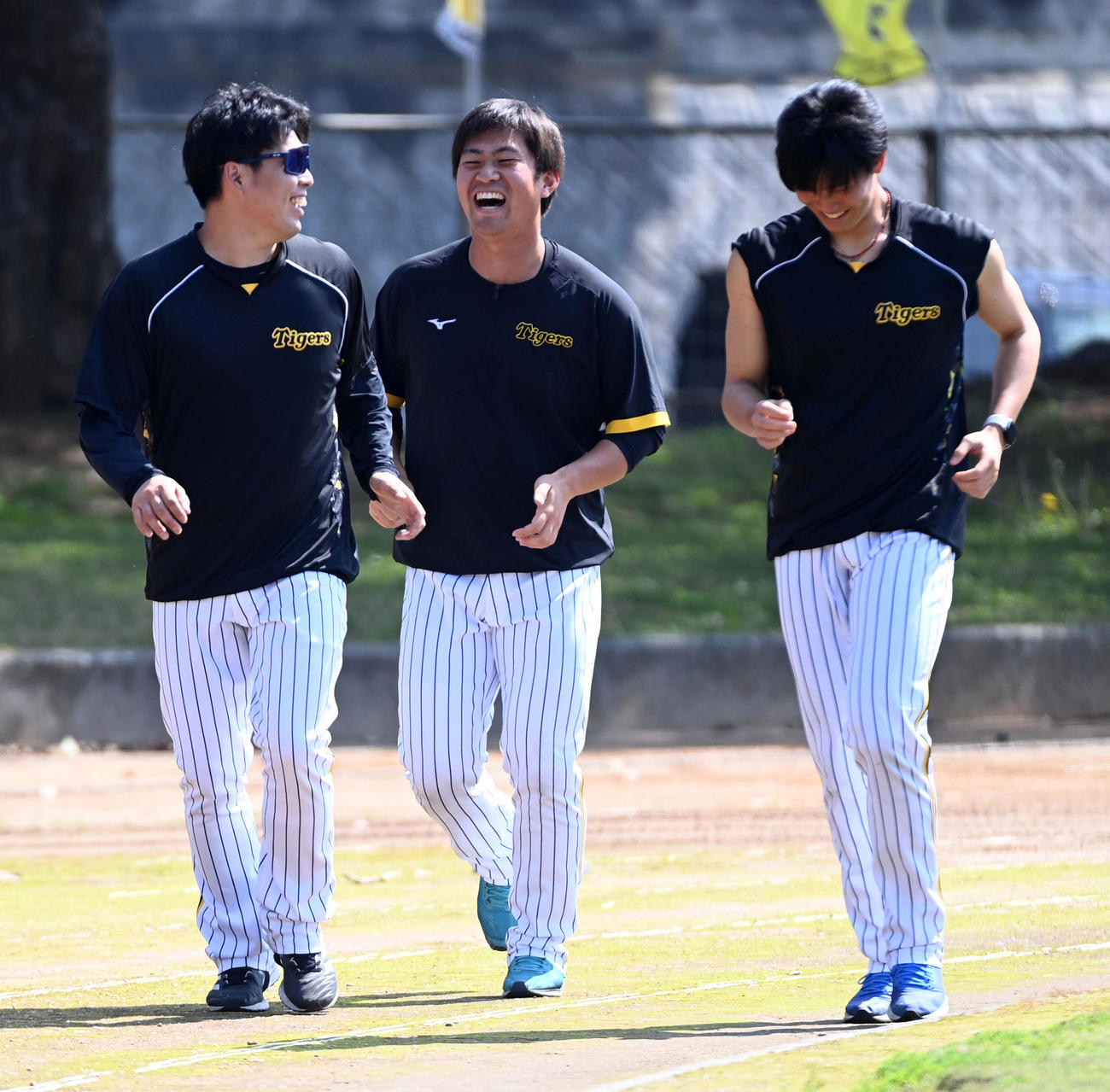 笑顔でサブグラウンドを走る、左から馬場、桐敷、湯浅（撮影・前岡正明）