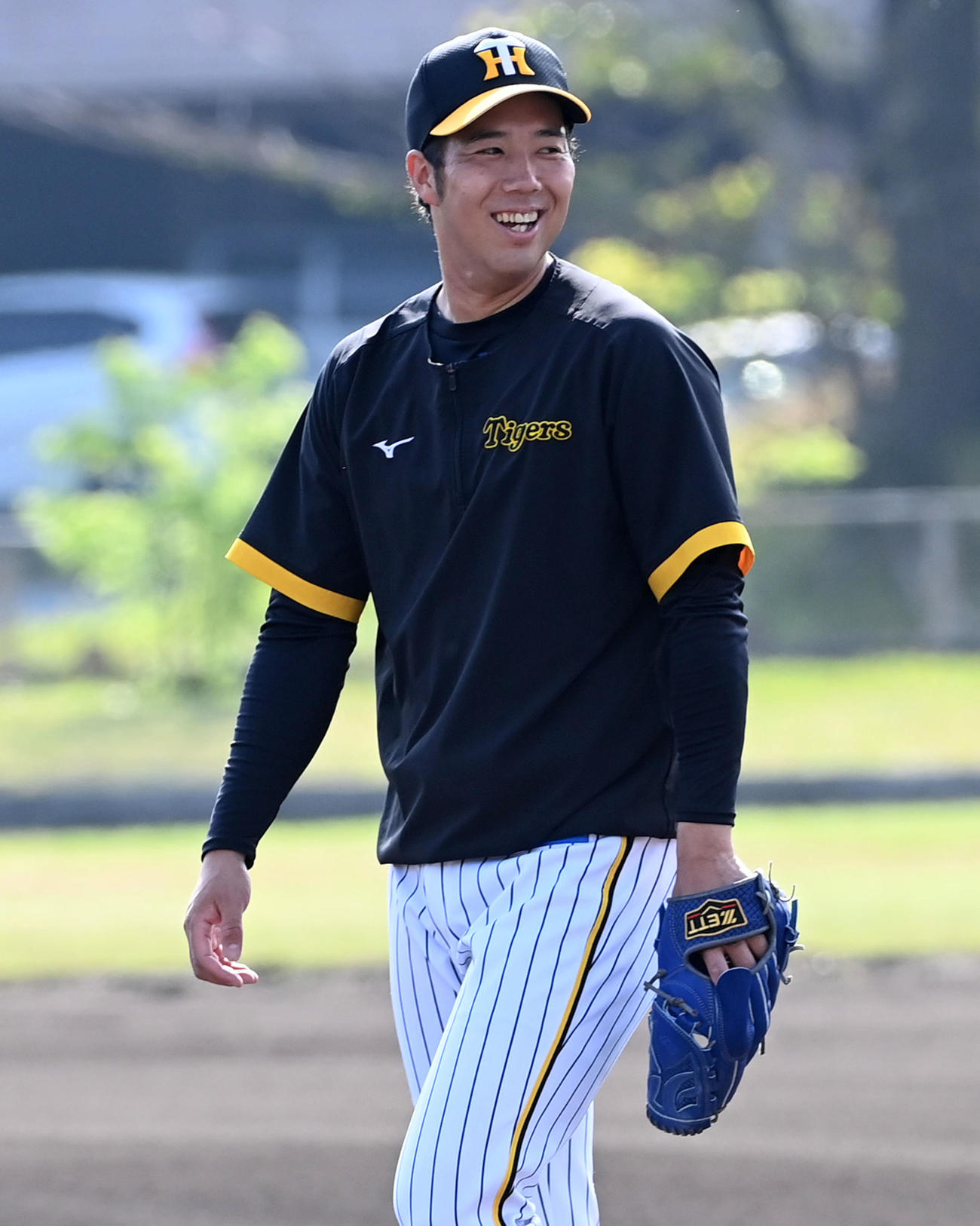 練習で笑顔を見せる阪神青柳（撮影・前岡正明）
