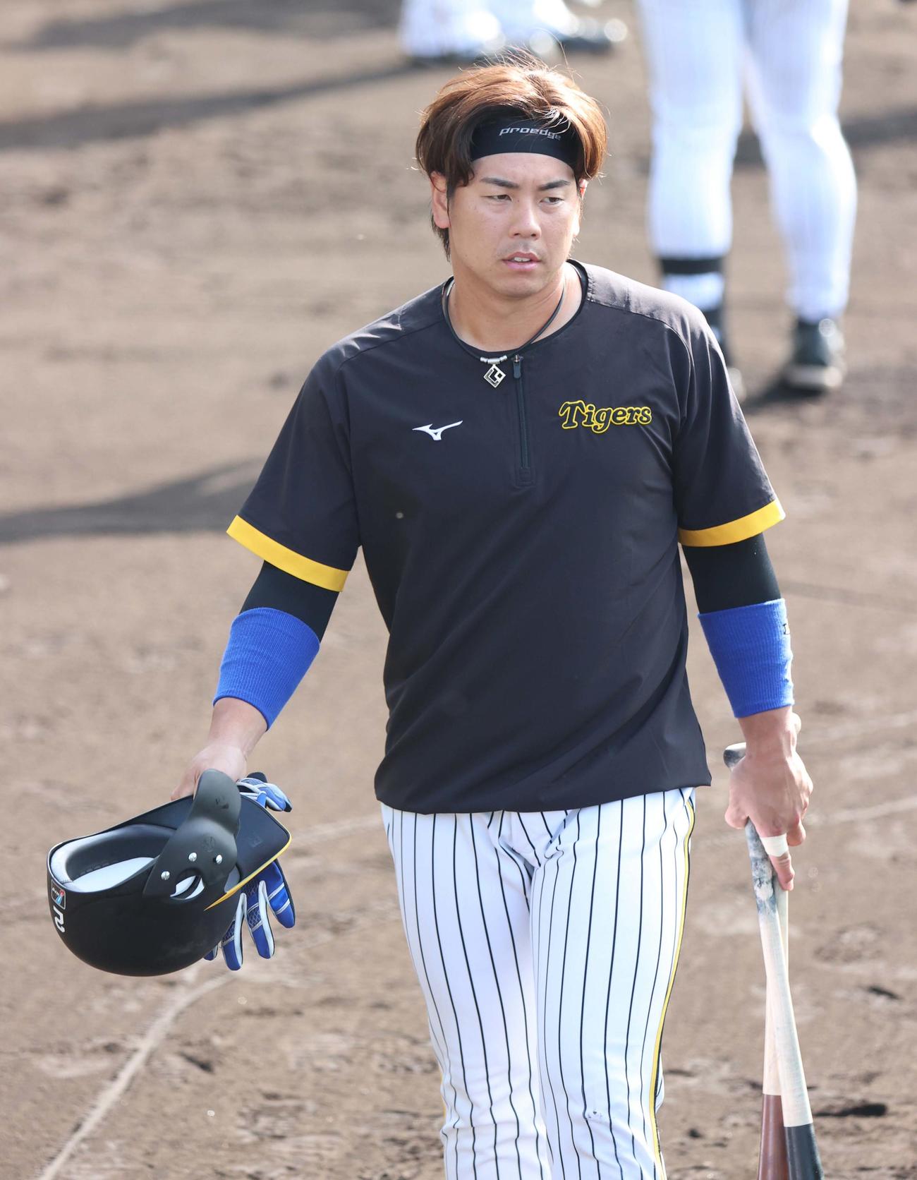 バットを手に打撃練習に向かう梅野（撮影・上田博志）