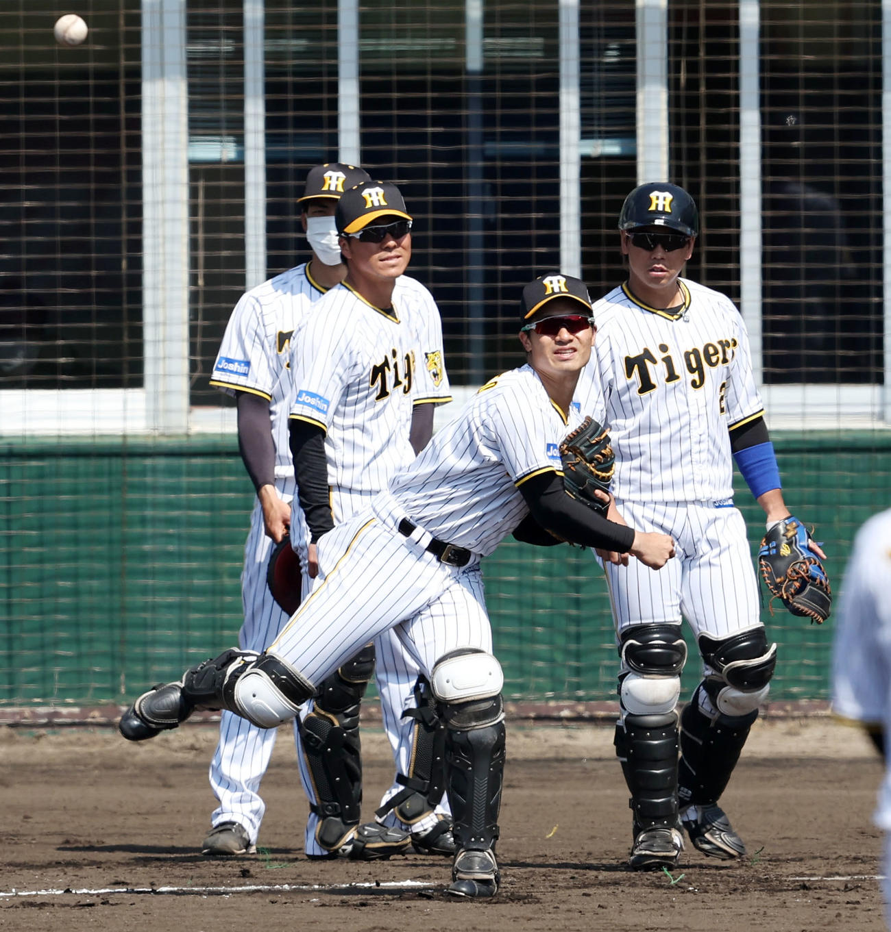 シートノックで二塁へ送球する坂本。左は長坂、右は梅野（撮影・加藤哉）