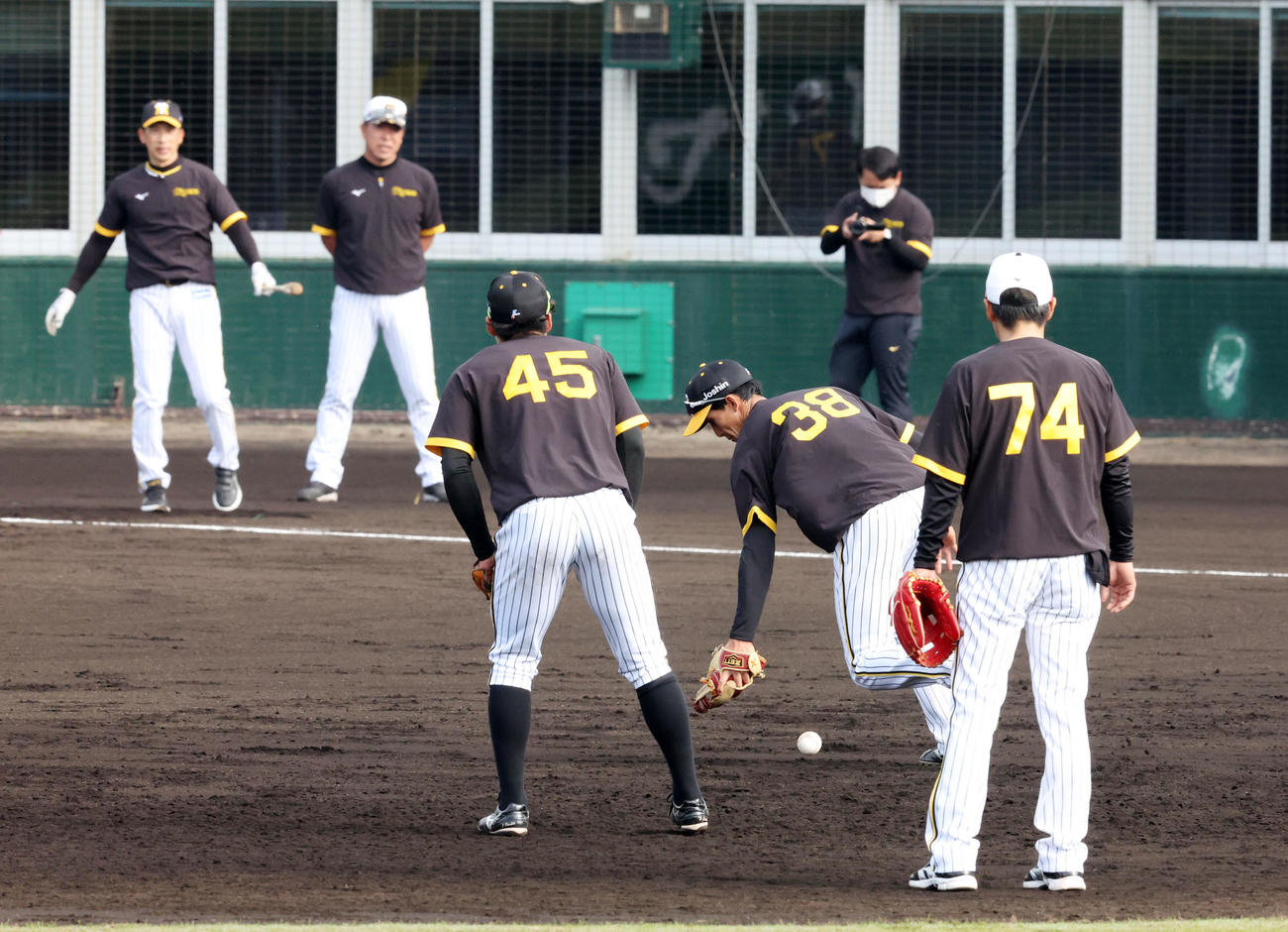 早出特守で矢野監督からのノックをエラーした小幡（撮影・加藤哉）