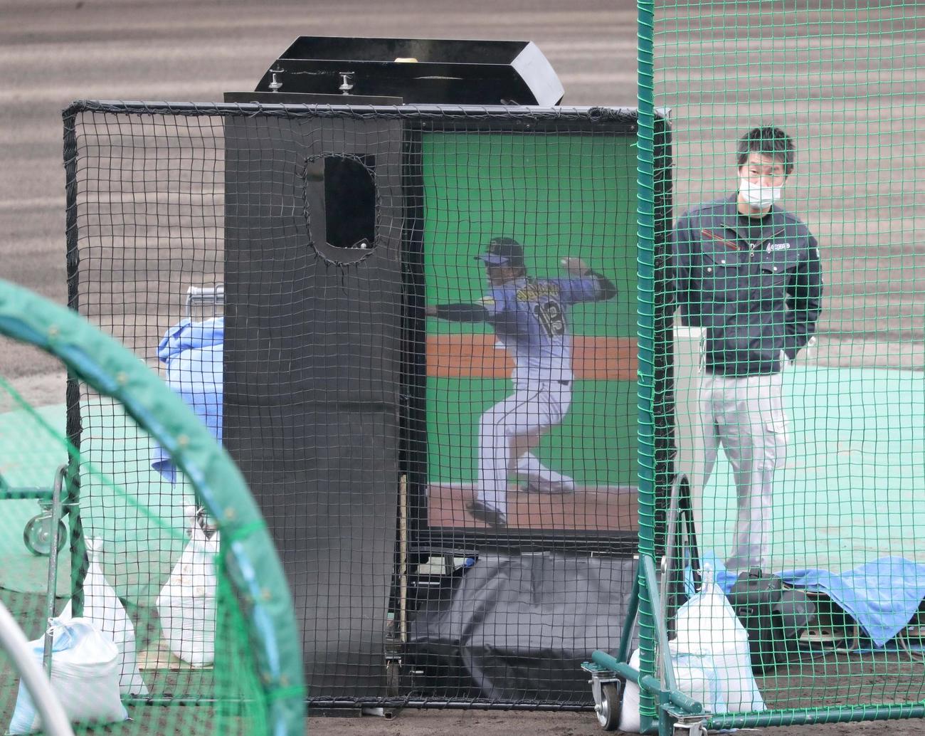 阪神藤浪の映像が流れる高速投球マシン（撮影・黒川智章）