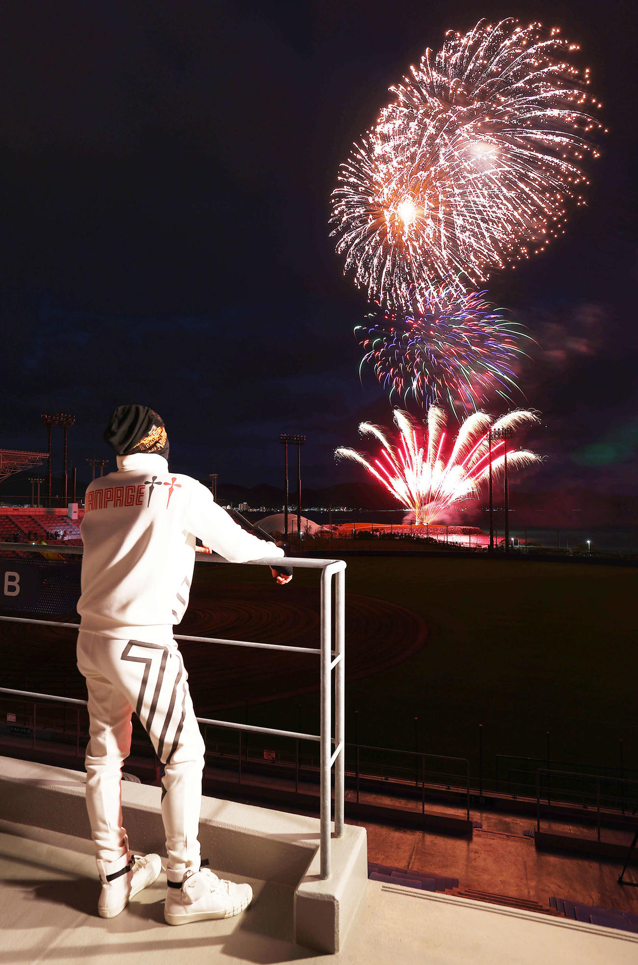 球場で花火を見つめる日本ハム新庄監督（2022年1月31日・代表撮影）