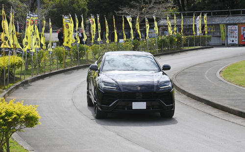 阪神対日本ハム　新庄監督は自らハンドルを握ってランボルギーニ・ウルスで登場（2022年2月8日・代表撮影）