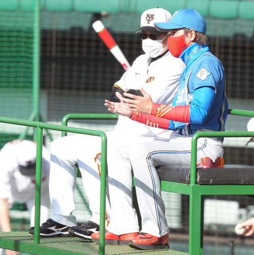 練習試合前、「原タワー」に上り談笑する日本ハム新庄監督（右）と巨人原監督（2022年2月15日撮影）