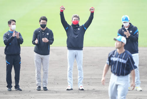 手締め後、ガッツポーズする日本ハム新庄監督（中央）。手前は近藤（2022年2月28日撮影）