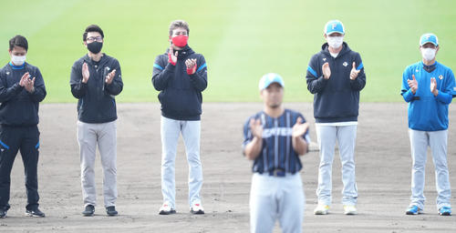 手締めする日本ハム新庄監督（左から3人目）。手前は近藤（2022年2月28日撮影）