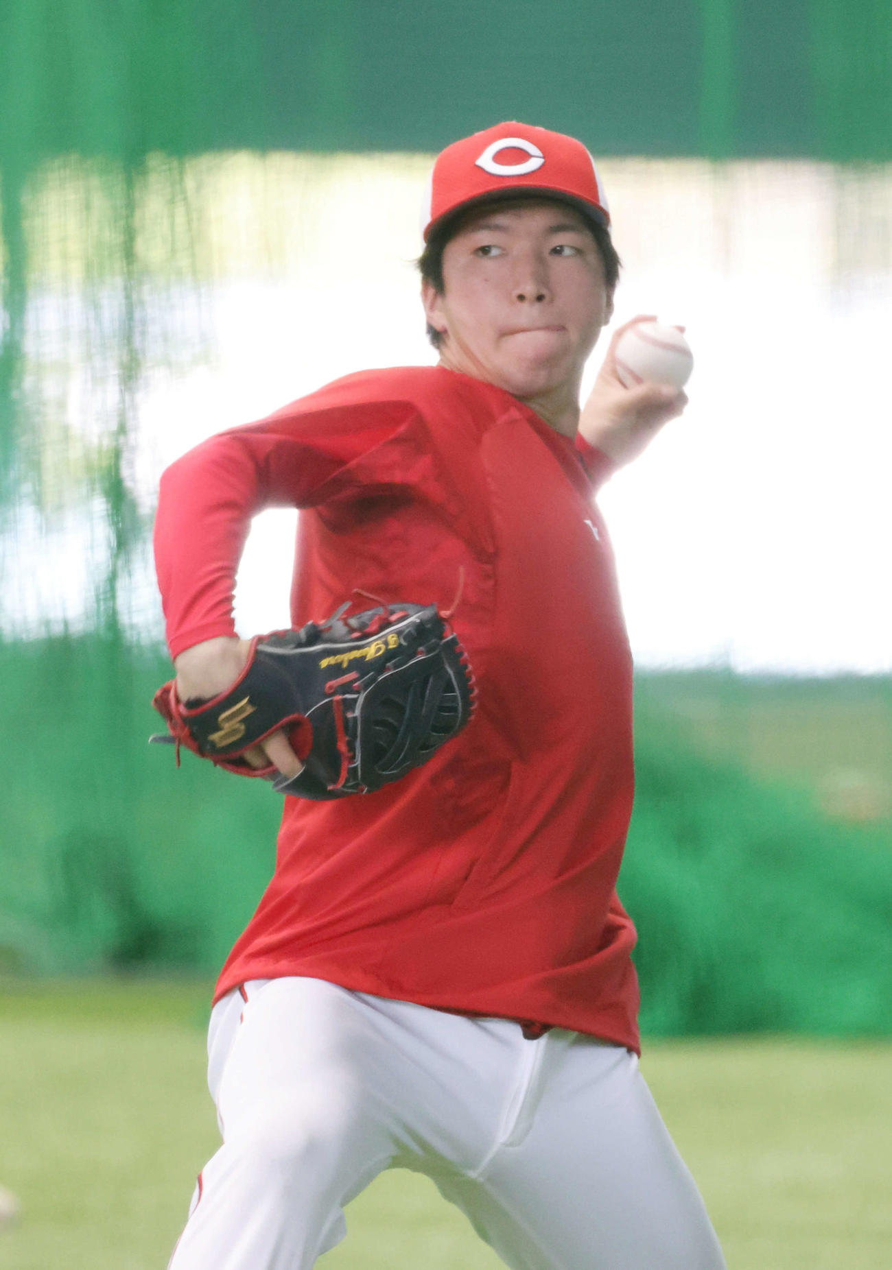 キャッチボールをする広島ドラフト1位の黒原（撮影・加藤孝規）