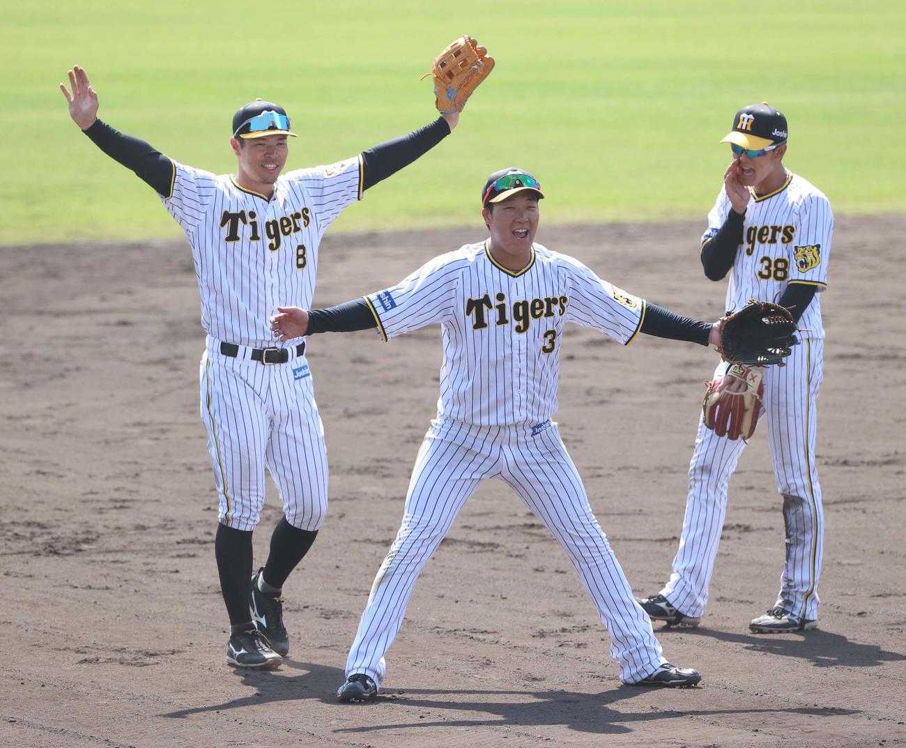 大声でノックのボールを要求する左から佐藤輝、大山、小幡（撮影・上田博志）