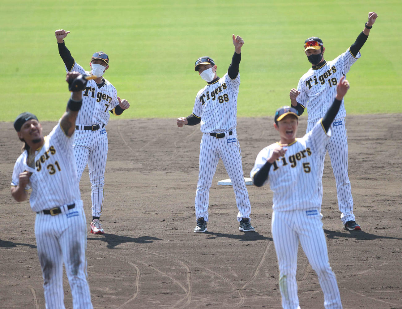 マルテ（左手前）と近本（同右）のラパンパラでキャンプを締めくくる、後方左から糸井、矢野監督、藤浪（撮影・上田博志）