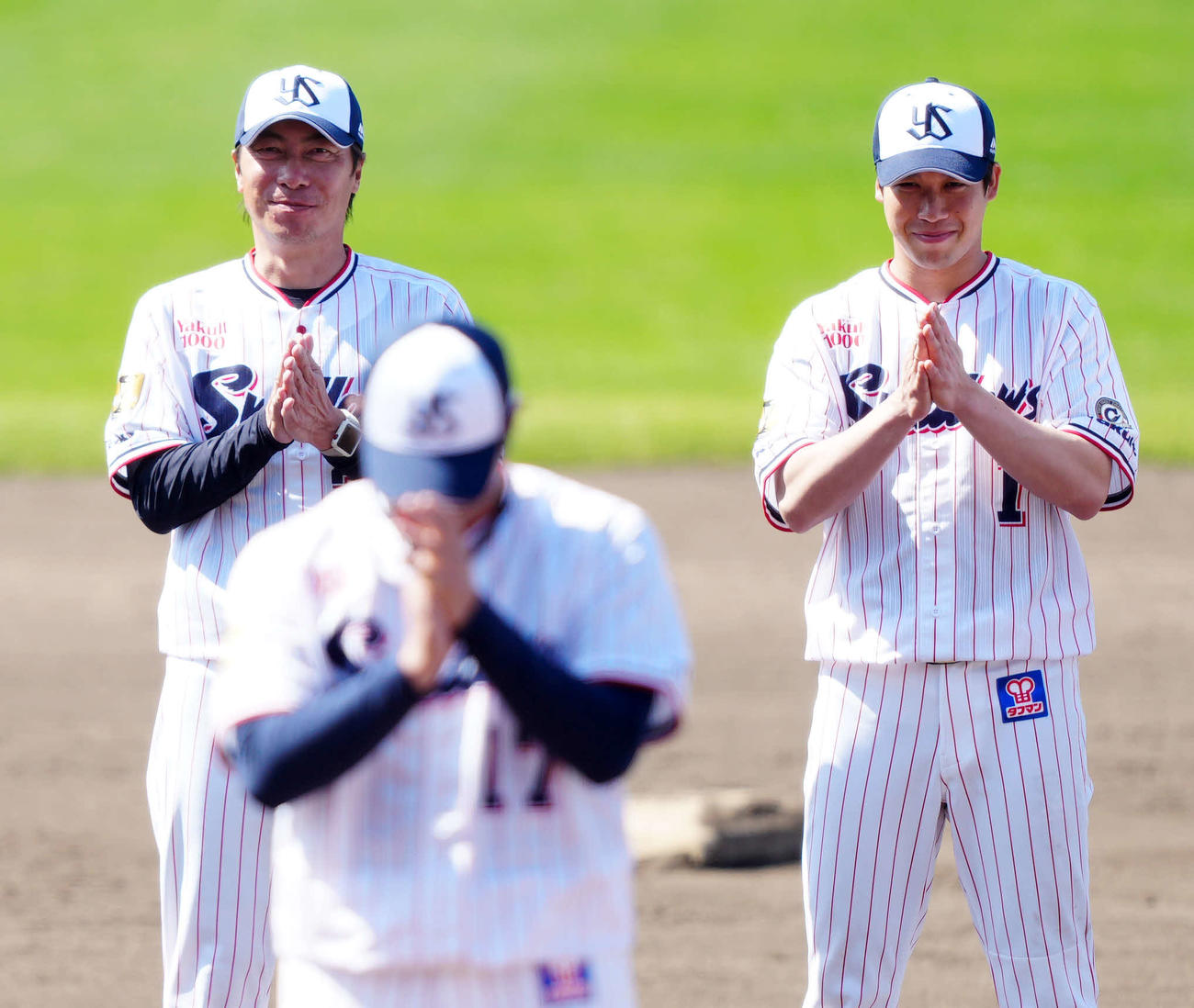 キャンプを打ち上げ、手締めを行う高津監督（後方左）と山田。手前は清水（撮影・江口和貴）
