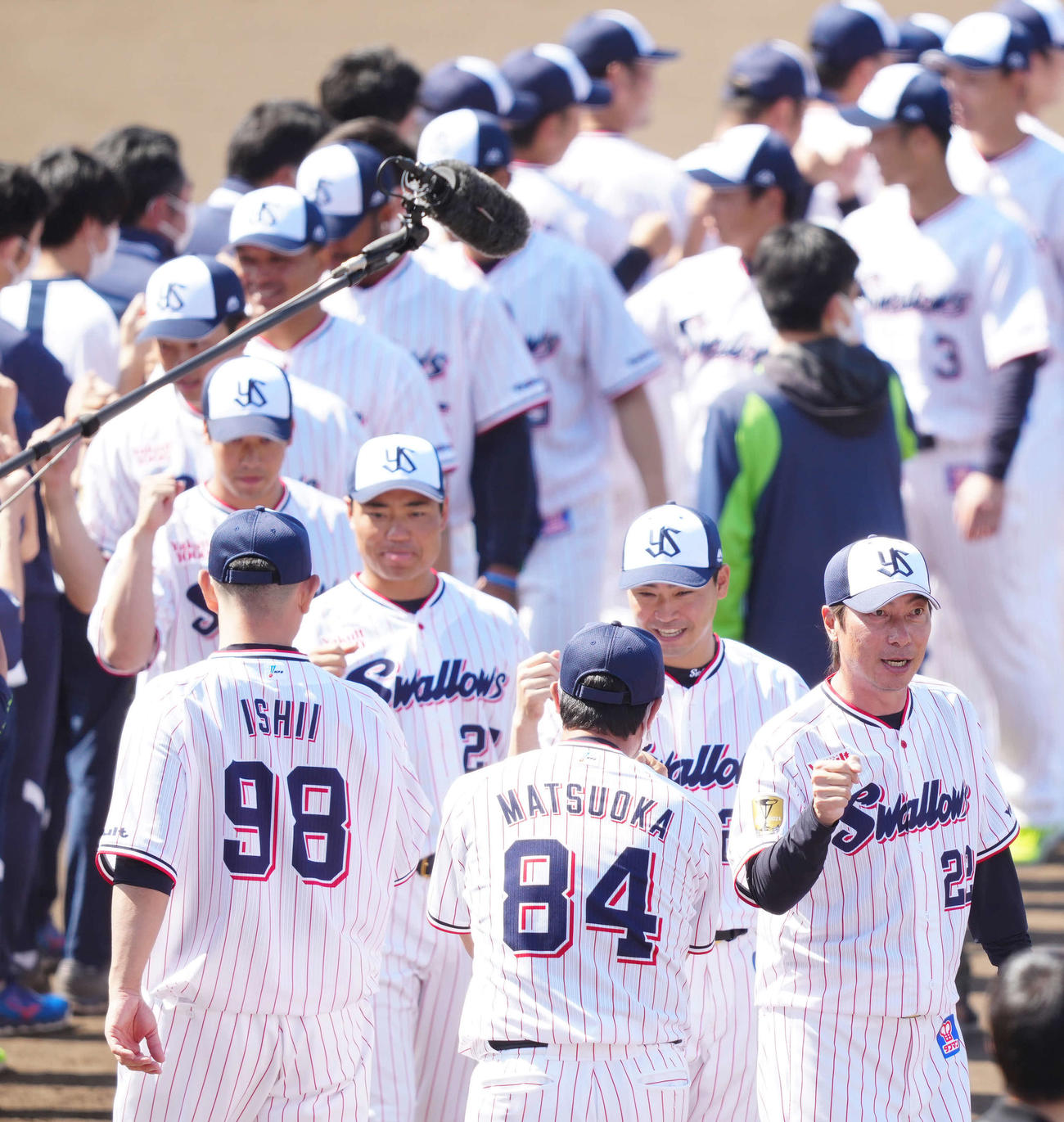 春季キャンプを打ち上げ、選手たちとタッチをかわすヤクルト高津監督（右端）（撮影・江口和貴）