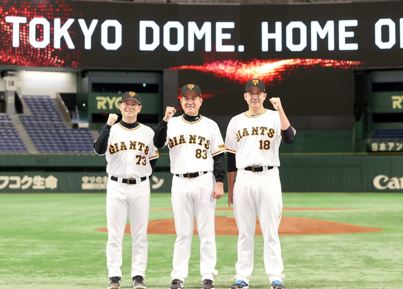 開幕投手に指名された菅野（右）は桑田投手チーフコーチ（左）、原監督とガッツポーズ（撮影・浅見桂子）
