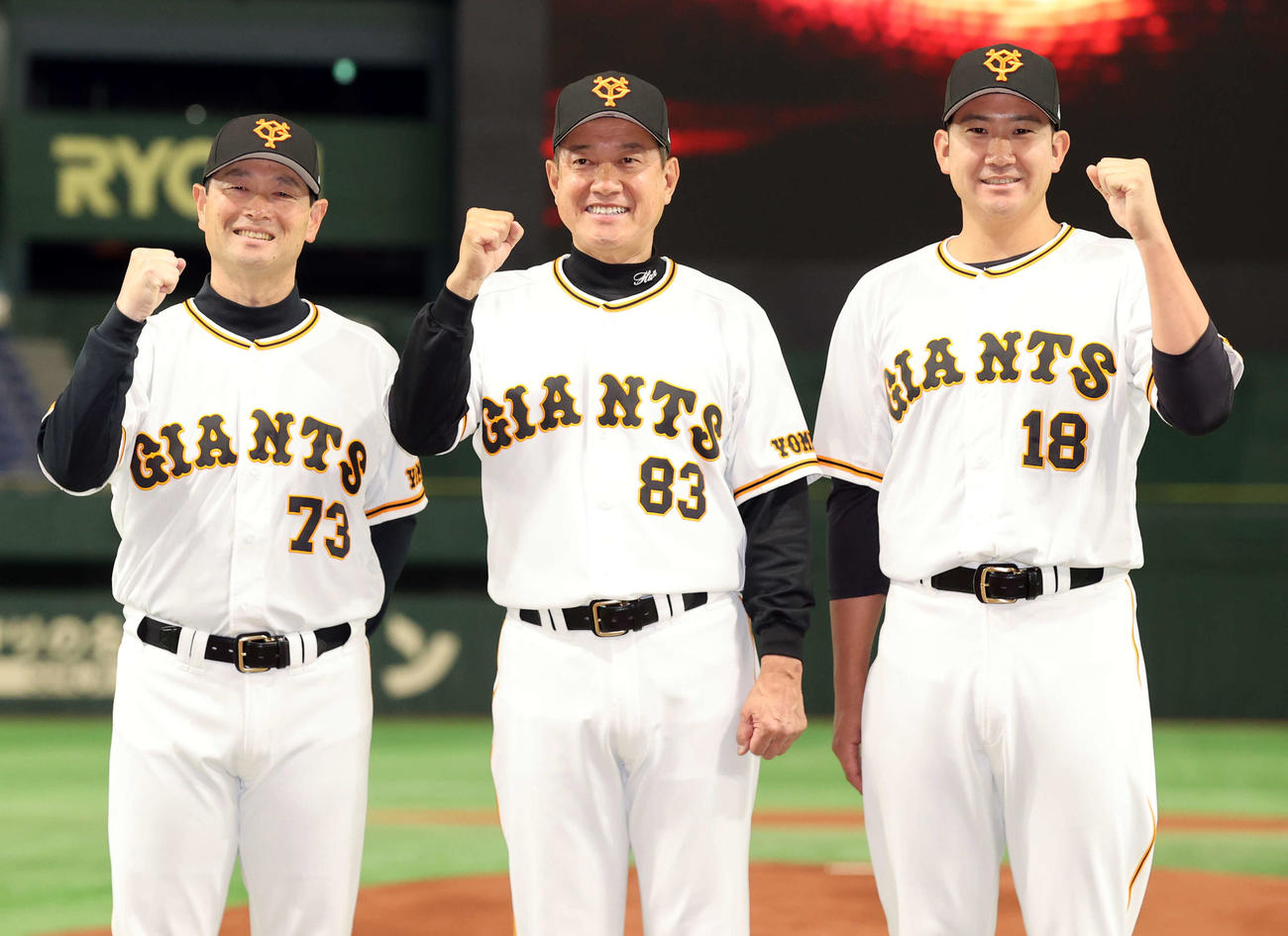 開幕投手に指名された菅野（右）は桑田投手チーフコーチ（左）、原監督とガッツポーズ（撮影・浅見桂子）