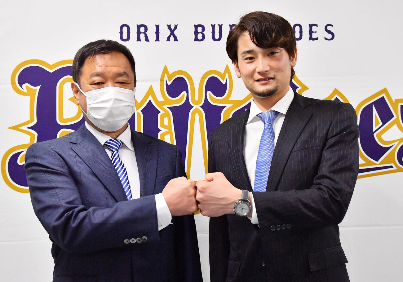 福良GM（左）とグータッチする育成選手として契約した中村勝