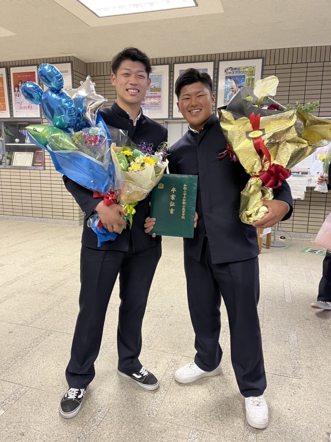 卒業証書と花束を手に笑顔のDeNA小園（左）、ロッテ松川（球団提供）