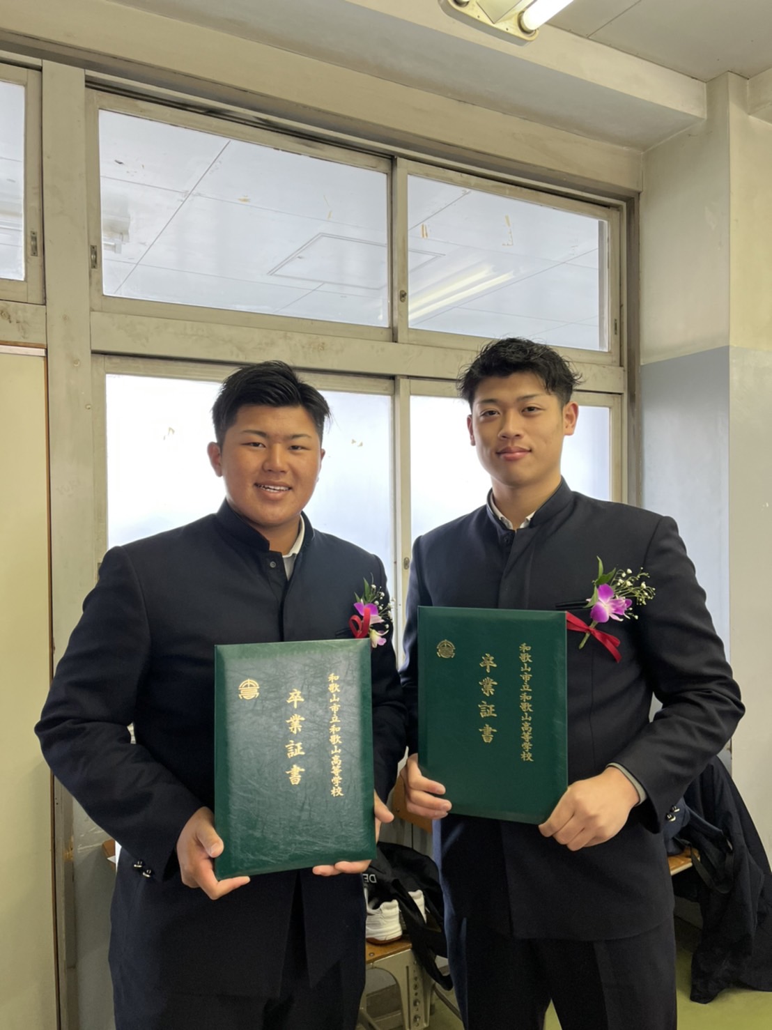 卒業証書を手に笑顔のロッテ松川（左）、DeNA小園（球団提供）