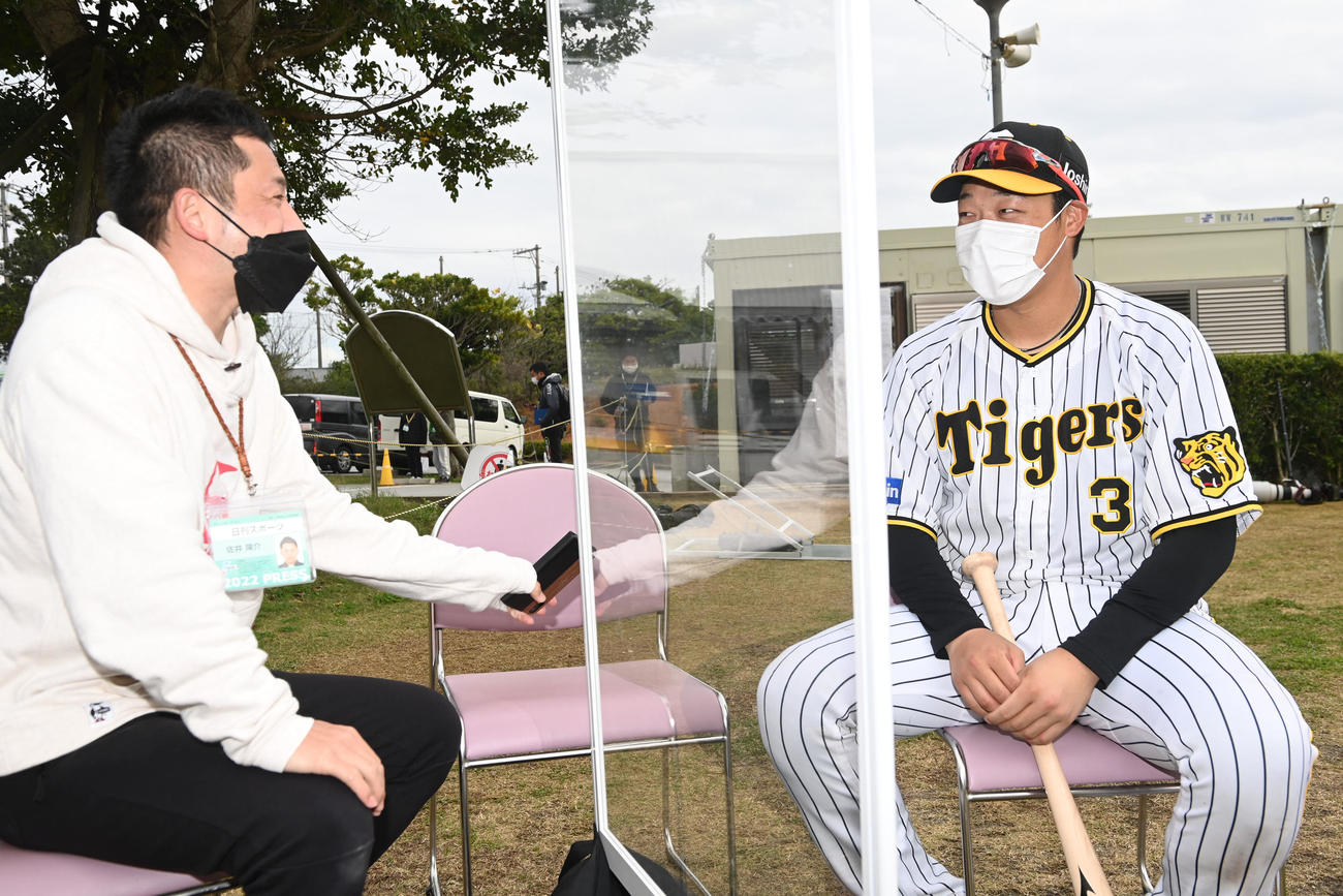 本紙佐井記者（左）から直撃を受ける大山（撮影・前岡正明）
