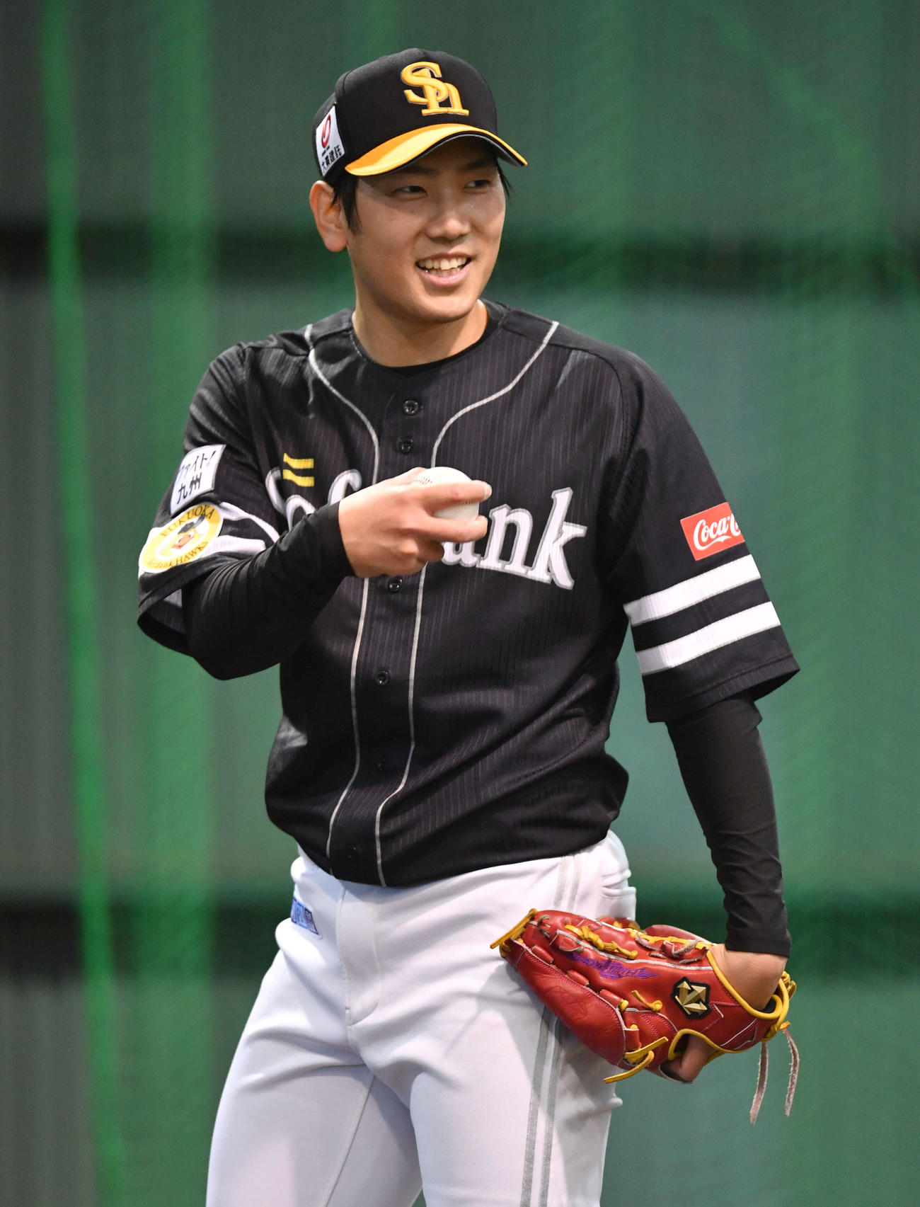 ブルペンで笑顔を見せる石川柊太（2022年2月13日撮影）