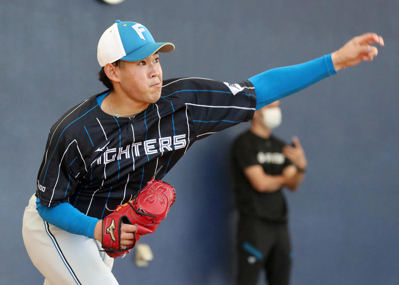 ブルペンで力投する日本ハム根本（撮影・佐藤翔太）