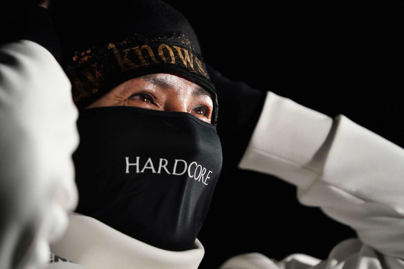 自身が主催した花火ショーを見つめる日本ハム新庄監督