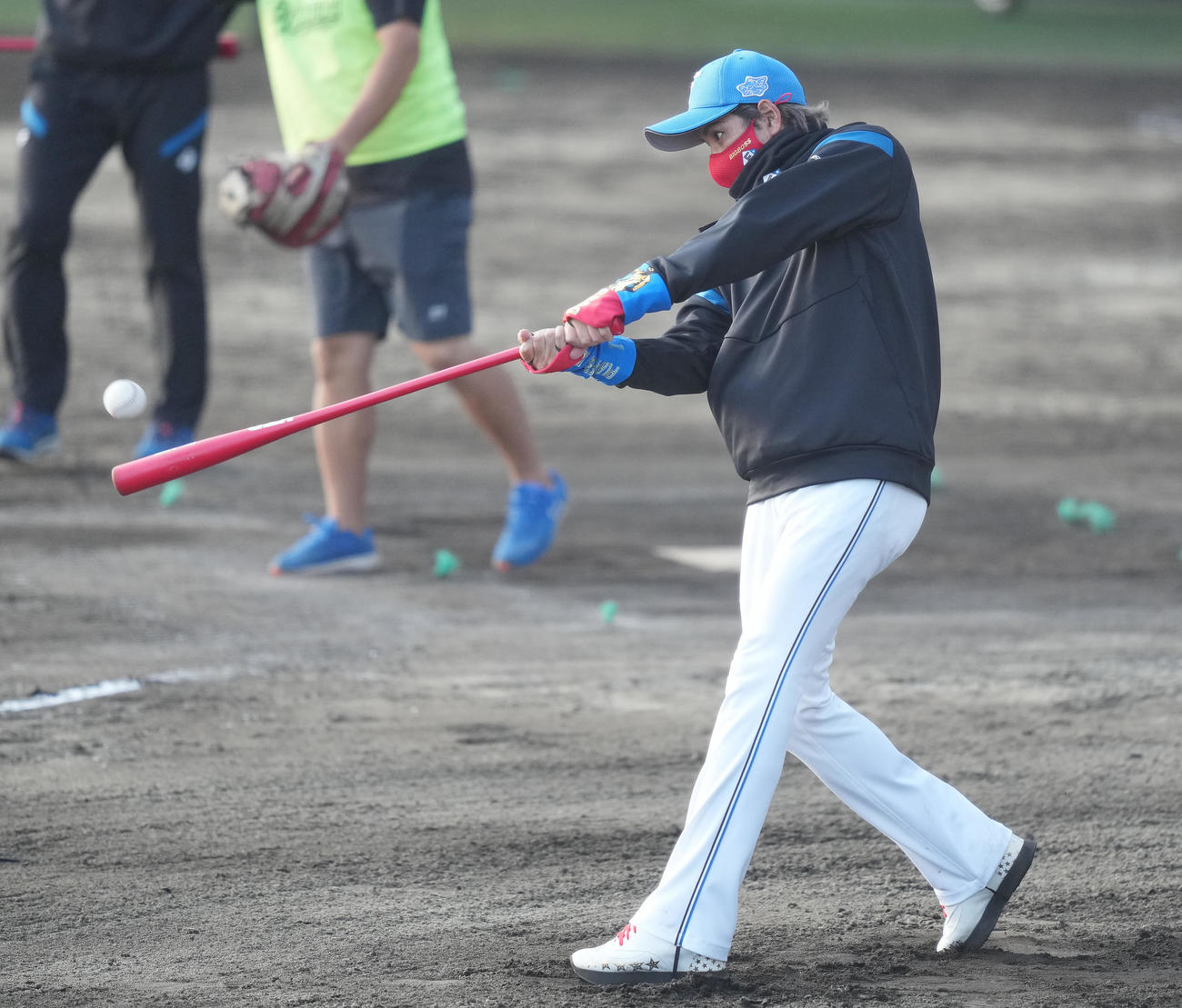 居残りでロングティーを打つ日本ハム新庄監督（2022年2月27日撮影）