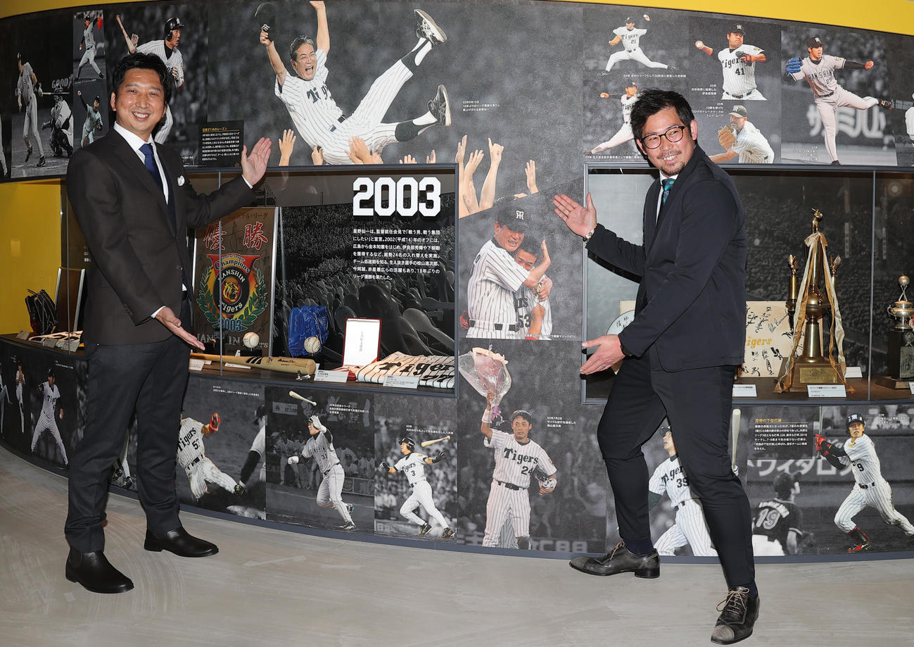 リニューアルした甲子園歴史館を案内する阪神藤川SA（左）と岩田CA（撮影・上山淳一）