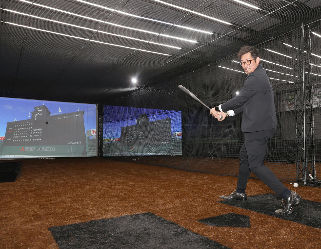 BE－STADIUM KOSHIENのバッティングに挑戦する岩田稔CA（撮影・上山淳一）