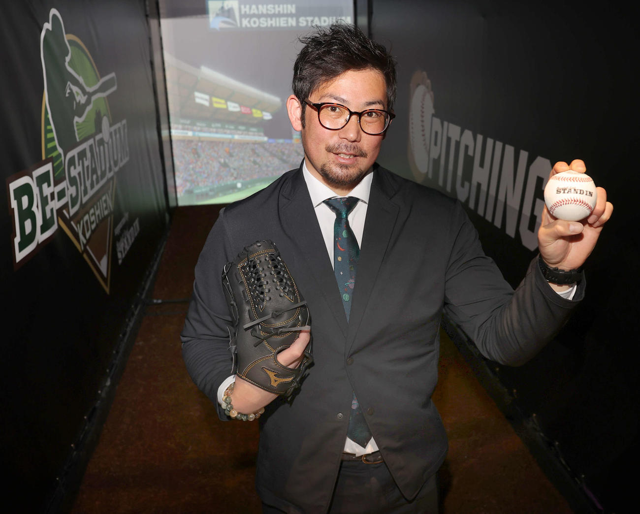 BE－STADIUM KOSHIENのピッチングに挑戦する岩田CA（撮影・上山淳一）