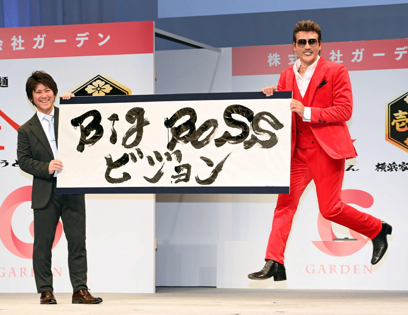 ガーデンのアンバサダーに就任し、ジャンプする日本ハム新庄監督（右）（撮影・たえ見朱実）