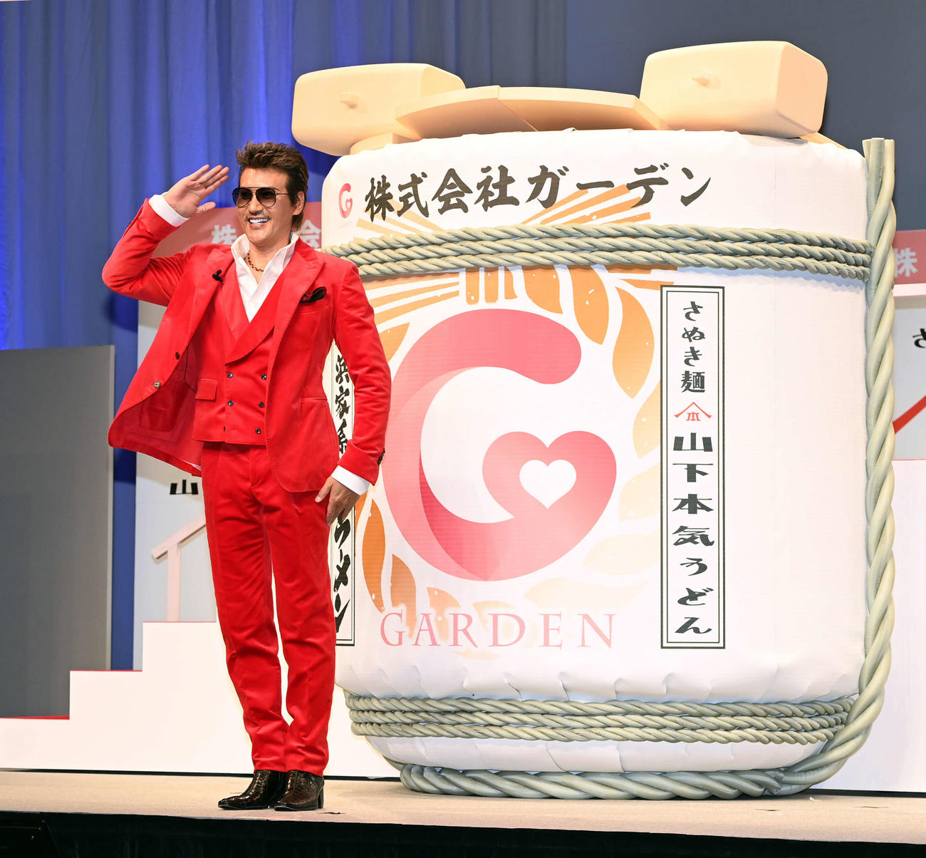 鏡開きをした大樽の前でポーズを決める日本ハム新庄監督（撮影・たえ見朱実）