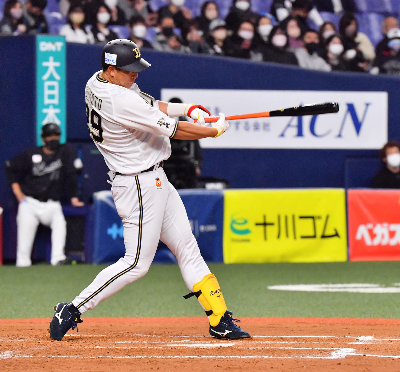 オリックス対ロッテ　3回裏オリックス2死、左翼線に二塁打を放つ杉本（撮影・和賀正仁）