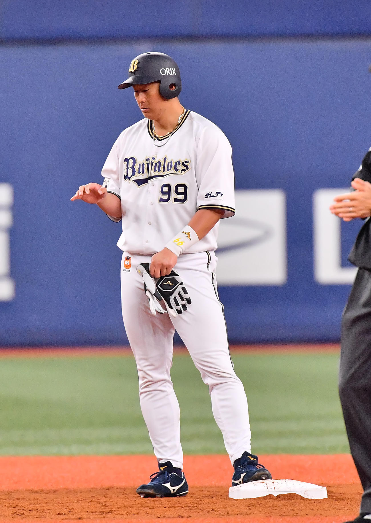 オリックス対ロッテ　3回裏オリックス2死、左翼線に二塁打を放った杉本（撮影・和賀正仁）