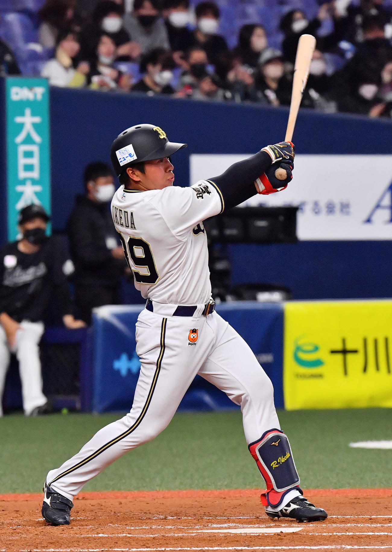 オリックス対ロッテ　3回裏オリックス2死二塁、右前打を放つ池田（撮影・和賀正仁）