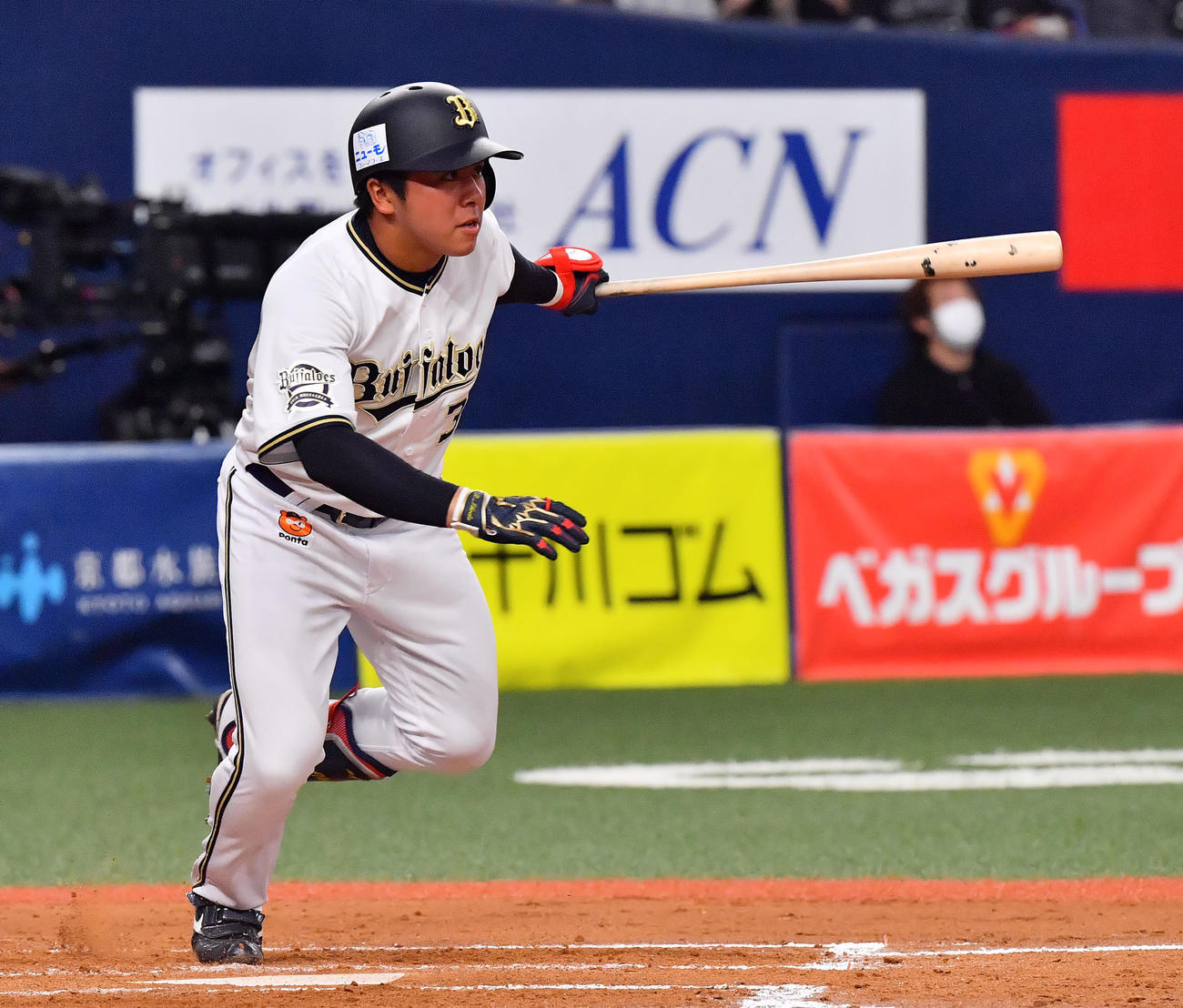 オリックス対ロッテ　3回裏オリックス2死二塁、右前打を放つ池田（撮影・和賀正仁）