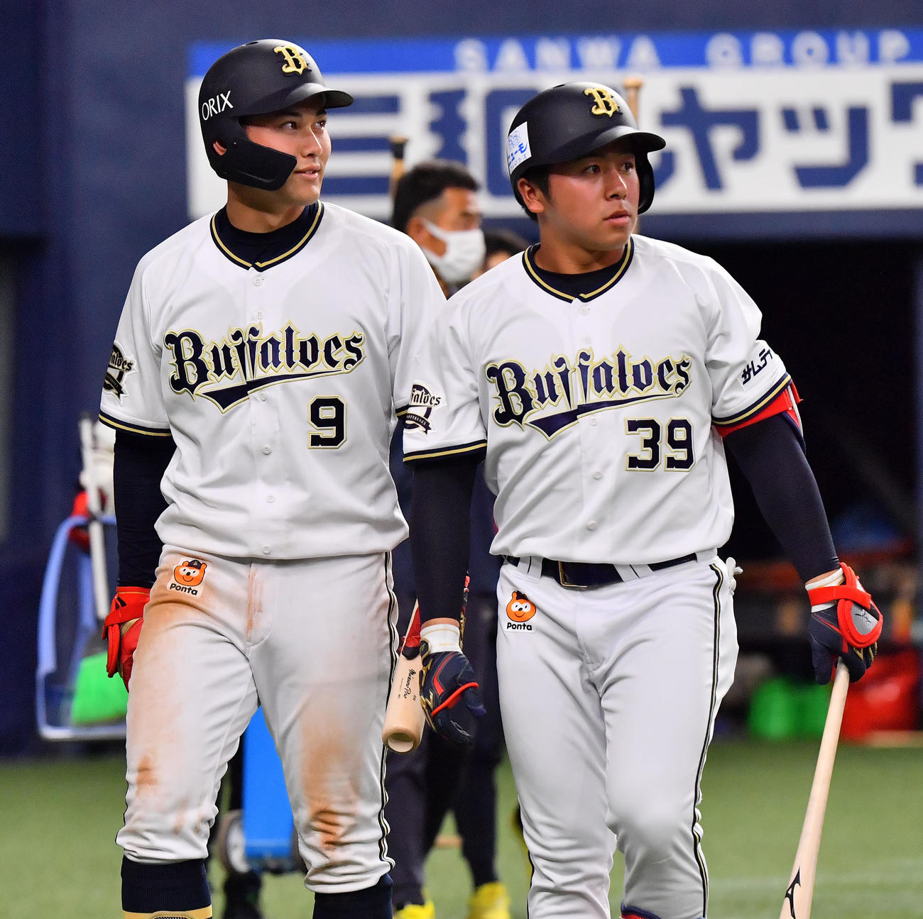 オリックス対ロッテ　5回裏が終了し、ベンチに戻るオリックス池田（右）と野口（撮影・和賀正仁）