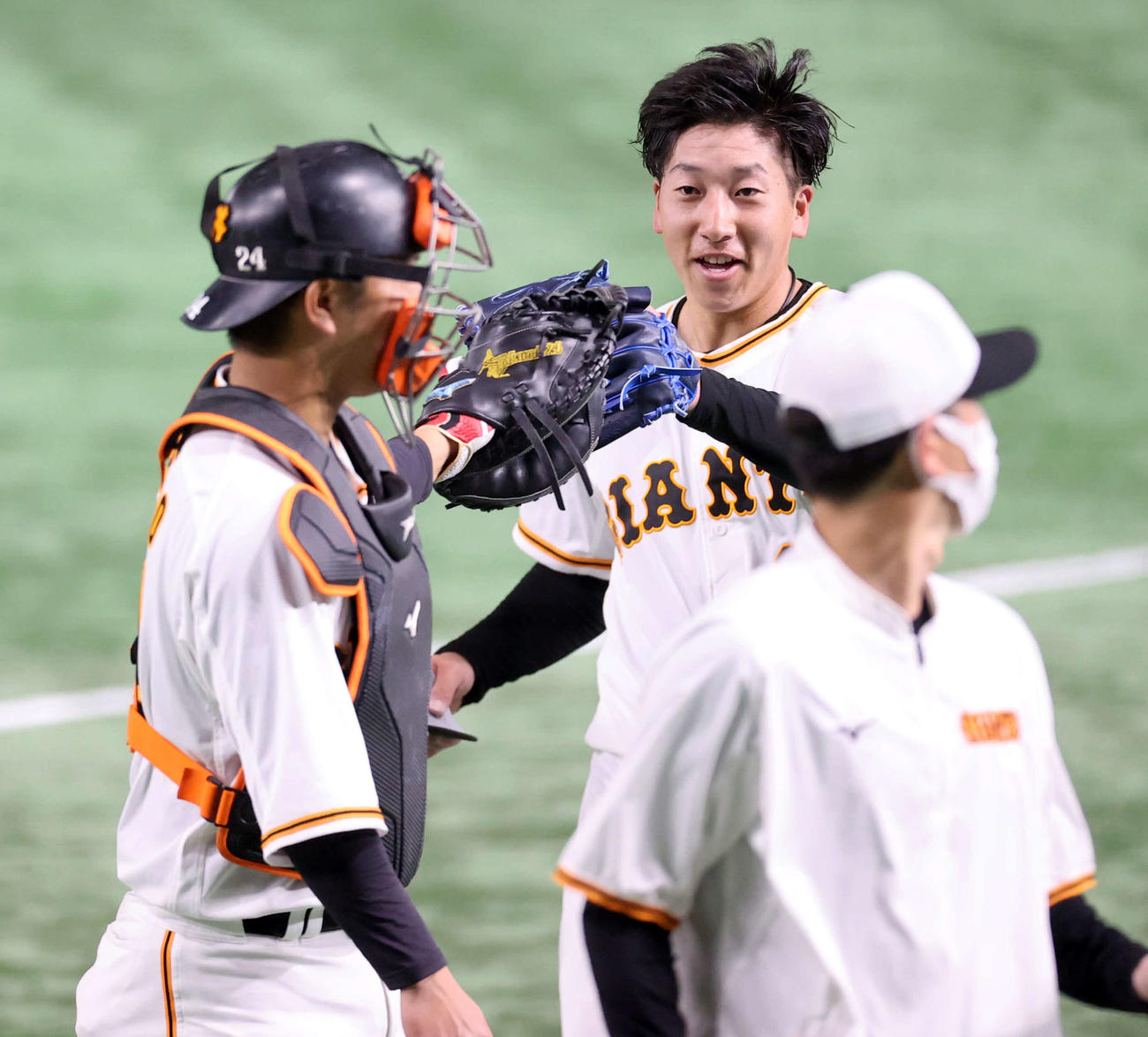 シート打撃で投げ終えた巨人大勢（右）は笑みを浮かべて大城とグラブタッチ（撮影・浅見桂子）