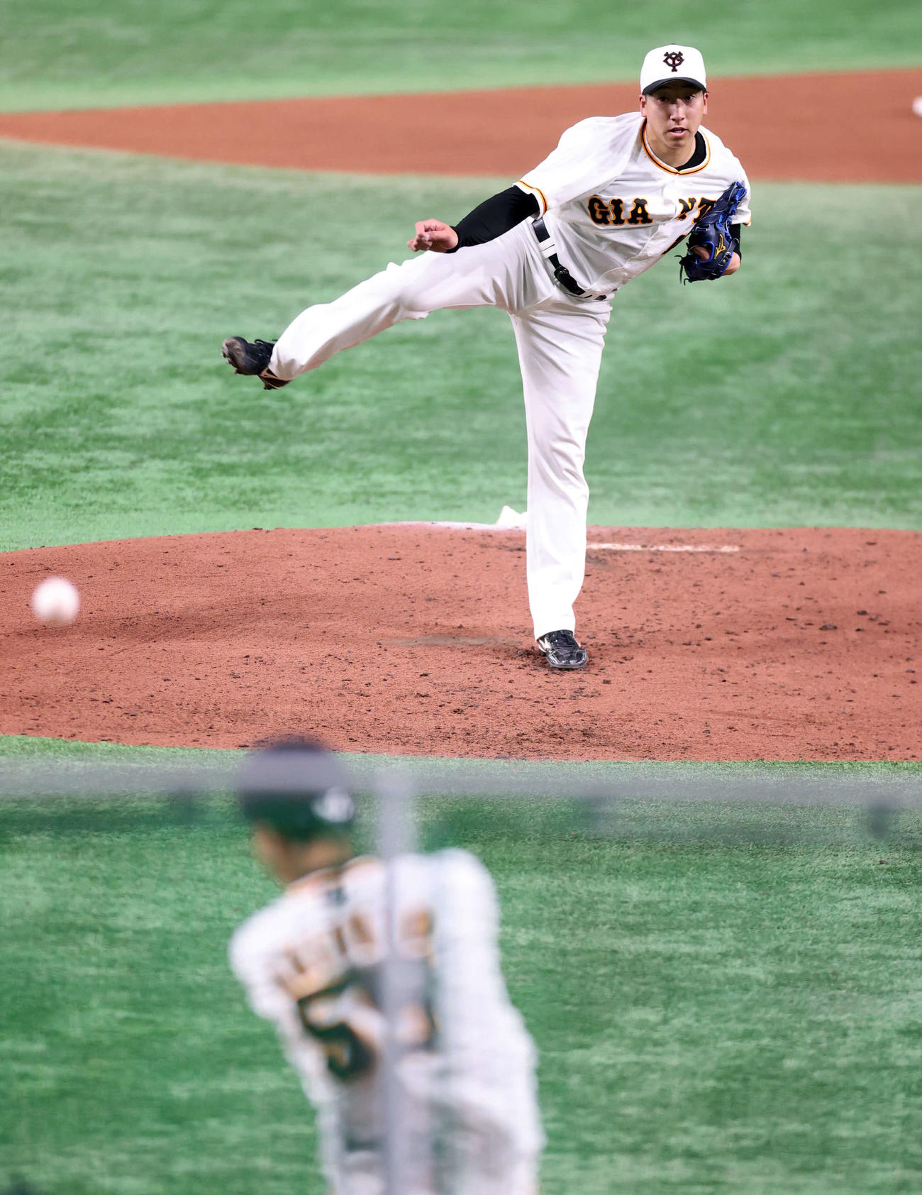 シート打撃で秋広（手前）を中飛に仕留める大勢（撮影・浅見桂子）