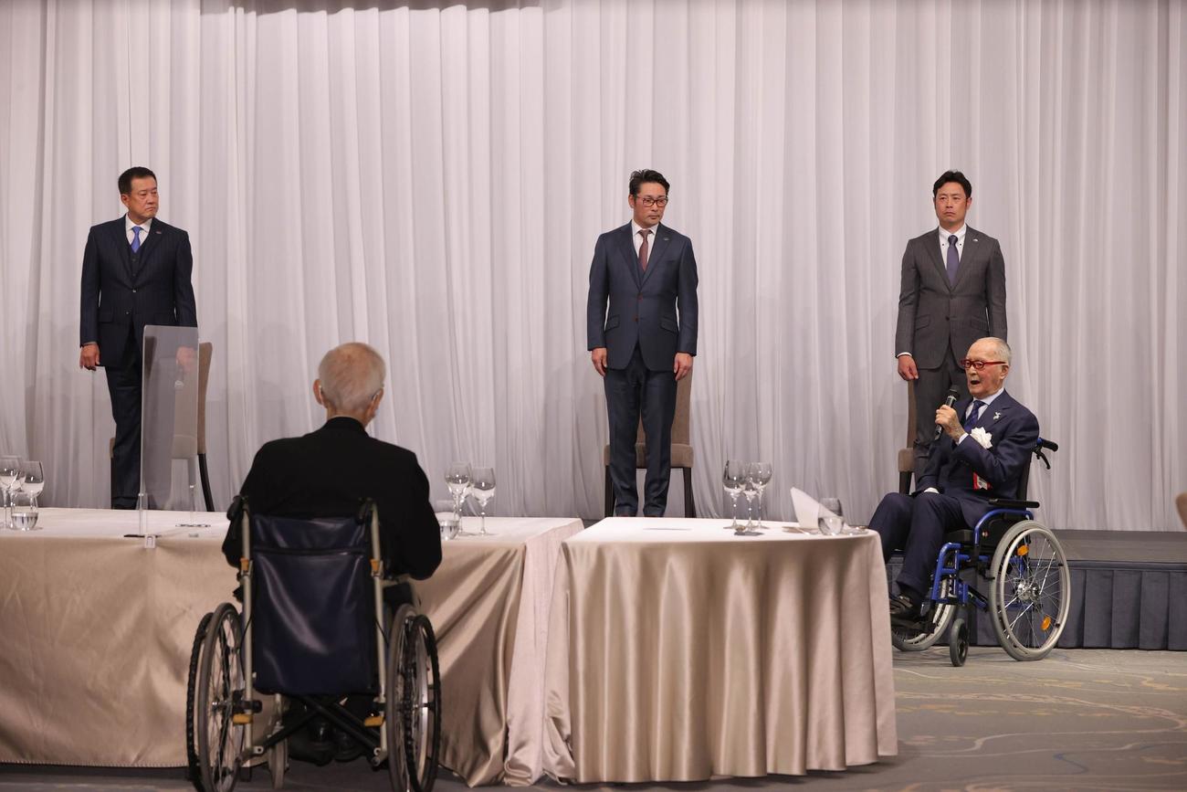 燦燦会の総会で巨人長嶋終身名誉監督（右）は出席者を激励する。　左から原辰徳監督、元木ヘッド兼オフェンスチーフコーチ、亀井外野守備走塁コーチ。手前は読売新聞渡辺恒雄主筆（代表撮影）