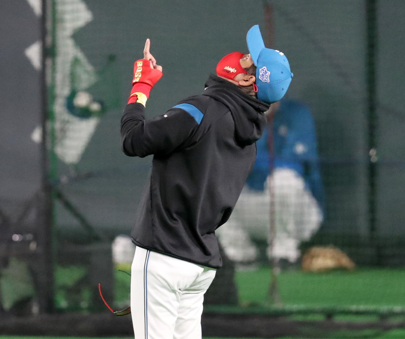日本ハム対ヤクルト　札幌ドームの天井を指さす日本ハム新庄監督（撮影・佐藤翔太）