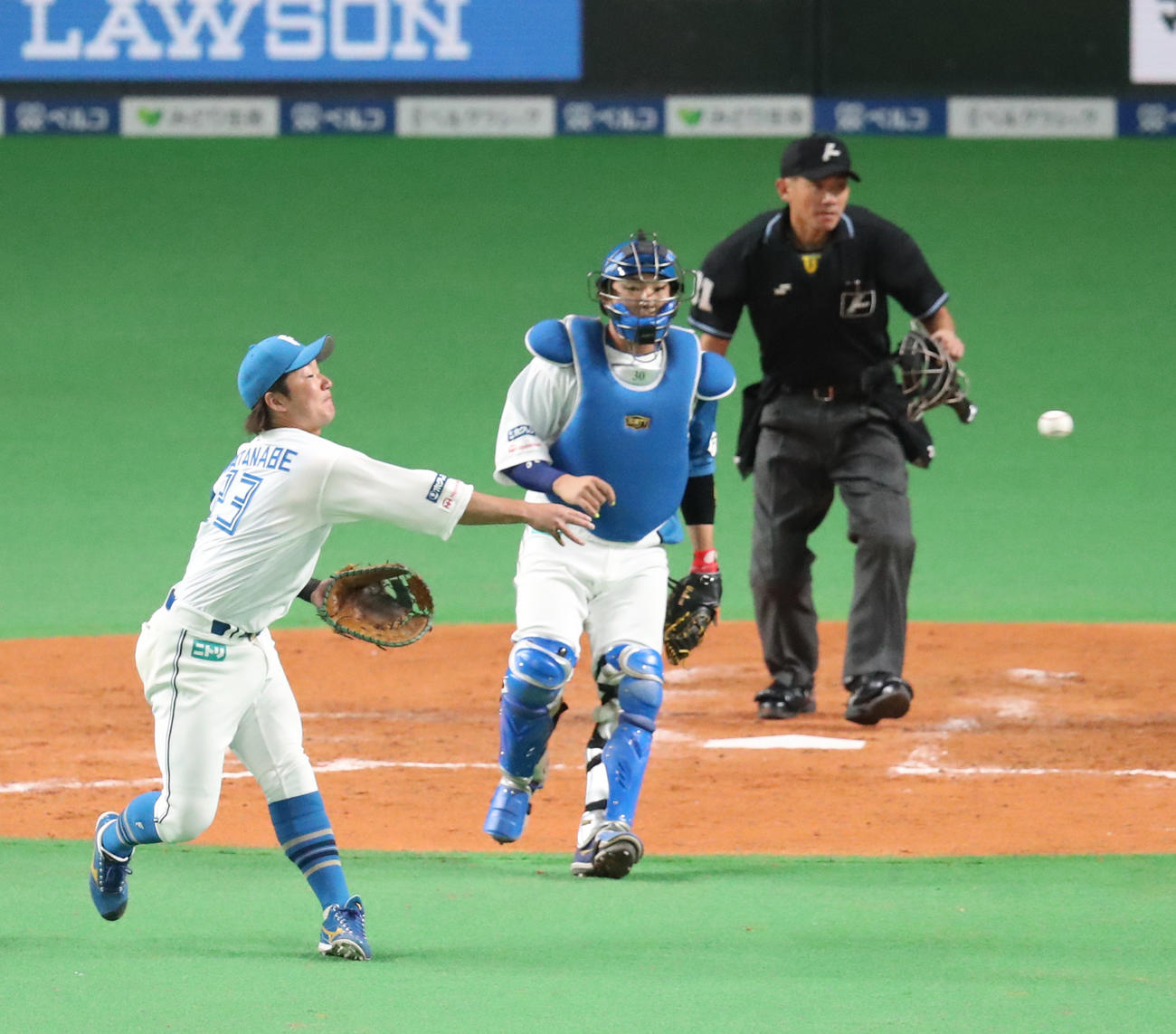 日本ハム対ヤクルト　4回表ヤクルト無死一、二塁、中村の打球を処理し、素早く三塁に送球する日本ハム一塁手の渡辺（撮影・佐藤翔太）