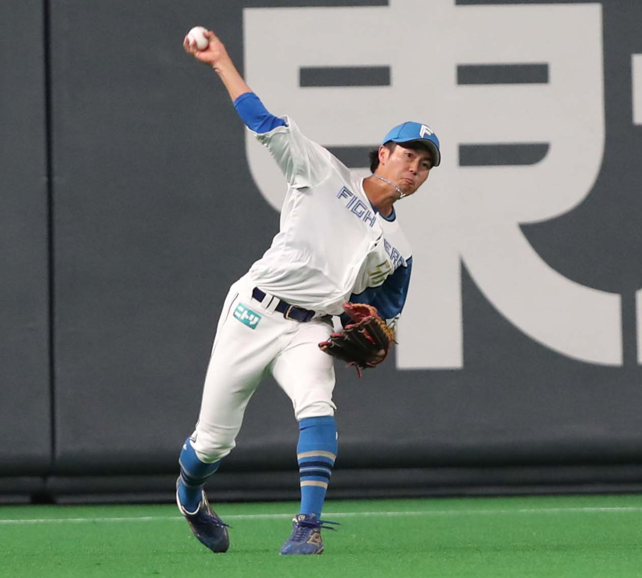 日本ハム対ヤクルト　4回表ヤクルト1死一、二塁、オスナの中飛で細川が三塁に送球しタッチアップの内山壮を補殺する（撮影・黒川智章）