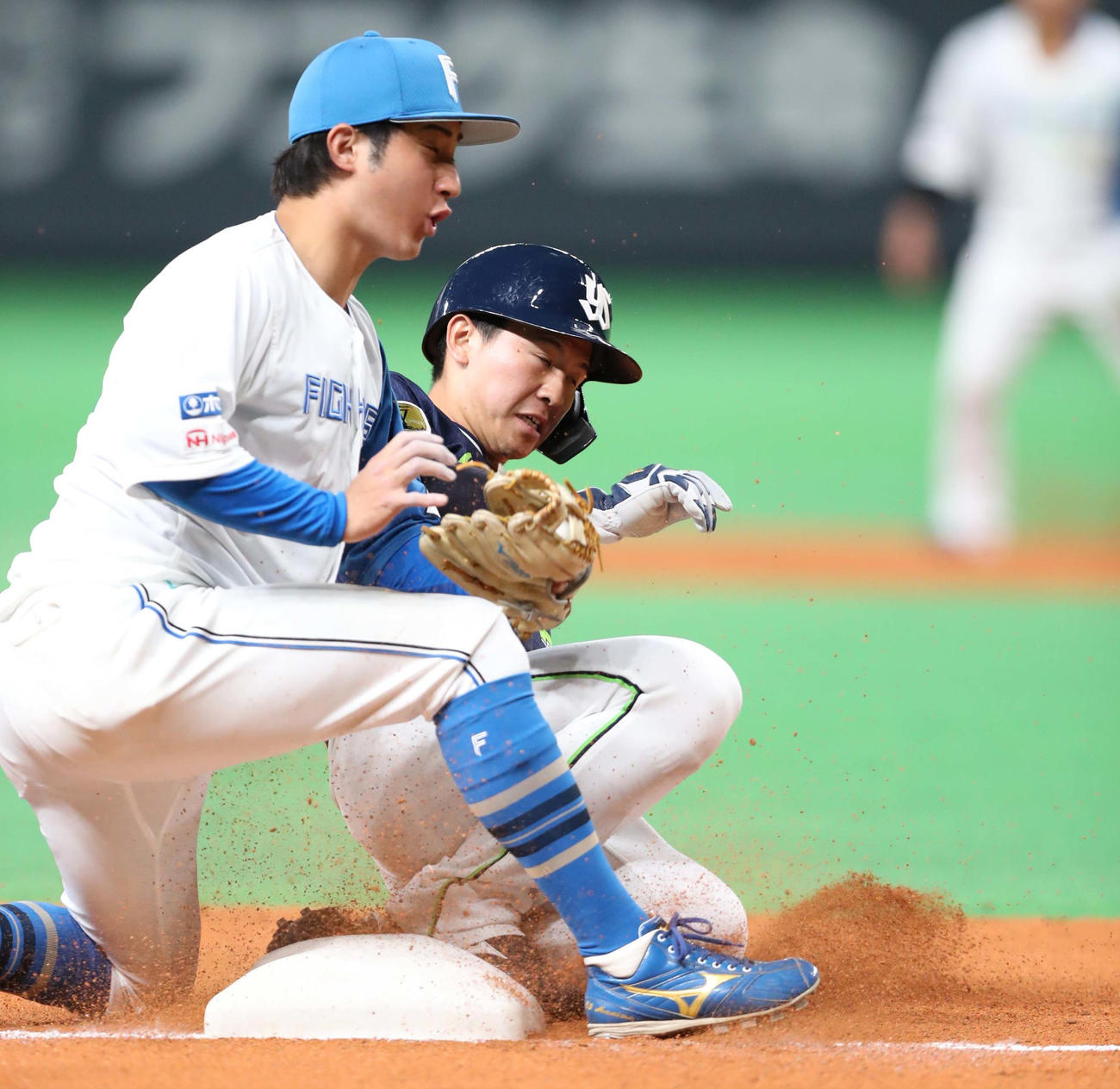 日本ハム対ヤクルト　4回表ヤクルト1死一、二塁、オスナの中飛で細川が三塁に送球しタッチアップの内山壮を補殺する。三塁手浅間（撮影・黒川智章）