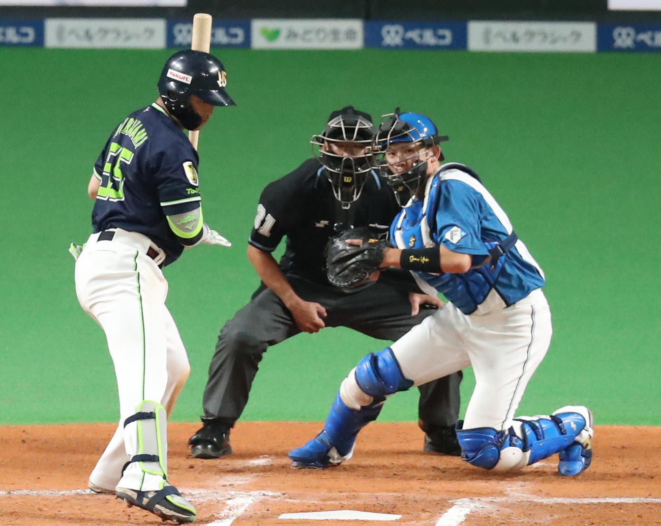 日本ハム対ヤクルト　6回表ヤクルト1死一塁、丸山和の盗塁を阻止する日本ハム清水（撮影・佐藤翔太）