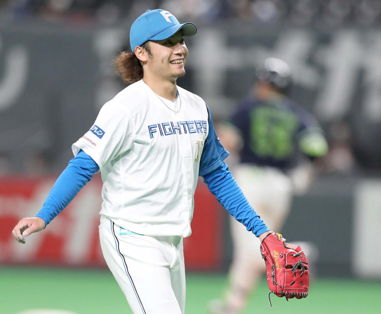 日本ハム対ヤクルト　6回表、打者を3人で抑え笑顔の伊藤（撮影・黒川智章）