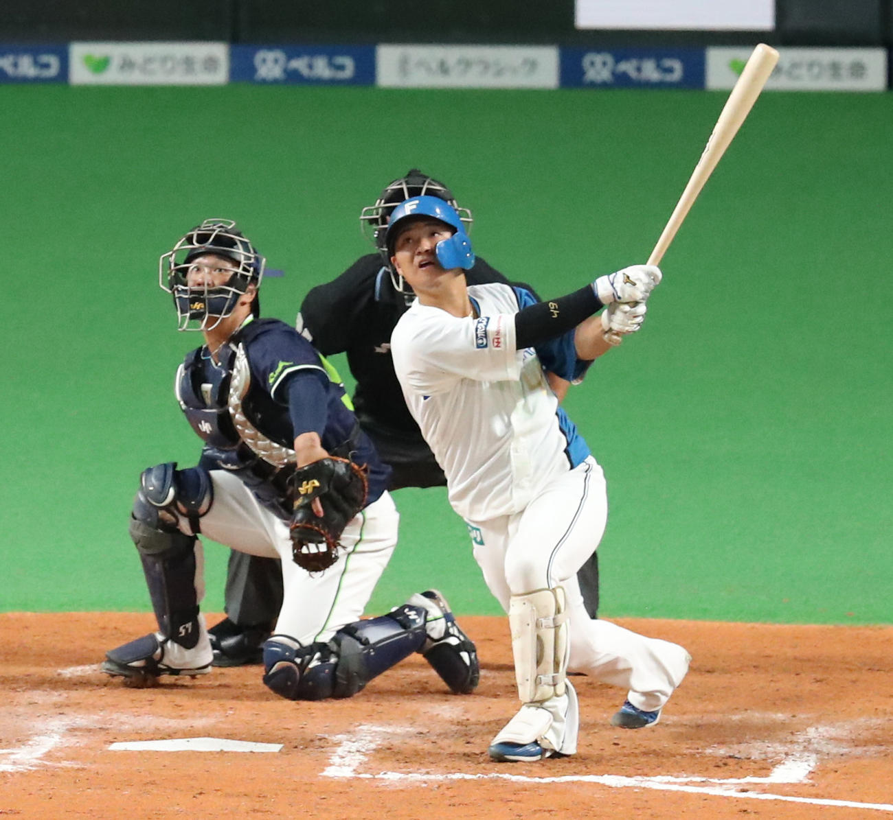 日本ハム対ヤクルト　7回裏日本ハム2死三塁、佐藤は先制となる適時二塁打を放つ（撮影・佐藤翔太）