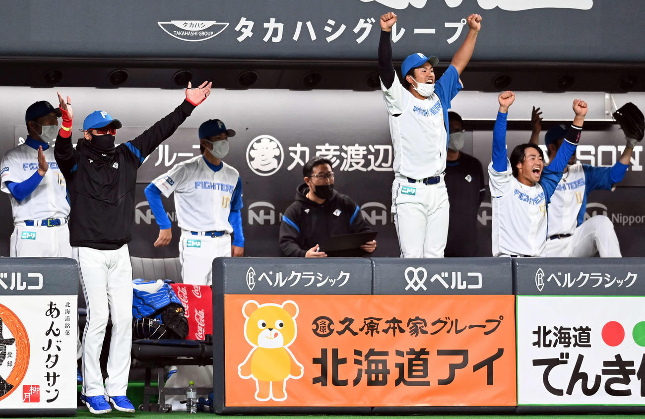 日本ハム対ヤクルト　7回裏日本ハム2死三塁、佐藤の先制右二塁打にナインとともに喜ぶ新庄監督（左端）（撮影・たえ見朱実）