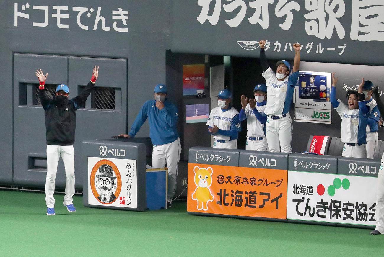 日本ハム対ヤクルト　7回裏日本ハム2死三塁、佐藤の先制となる適時二塁打で盛り上がるベンチと飛び跳ねて喜ぶ新庄監督（左）（撮影・佐藤翔太）