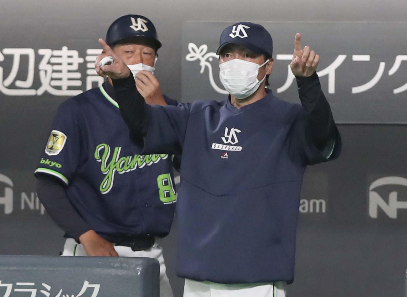 日本ハム対ヤクルト　7回裏、リクエストを要求する高津監督（撮影・黒川智章）