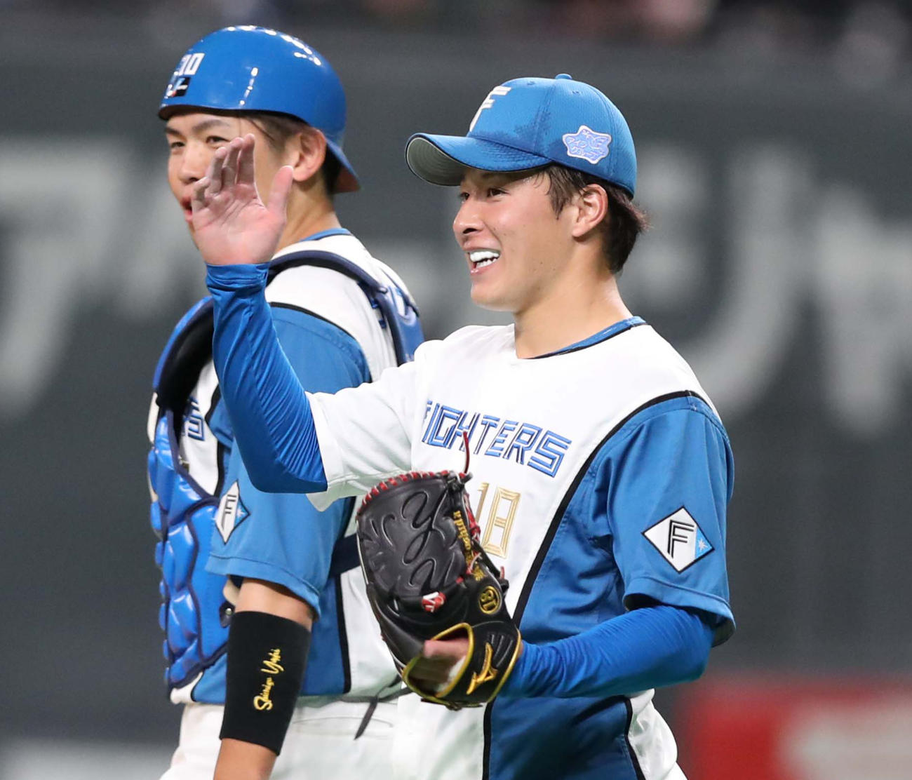 日本ハム対ヤクルト　9回表、無失点に抑え笑顔の吉田（撮影・黒川智章）
